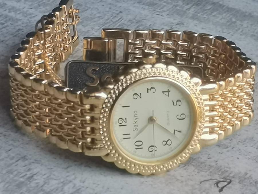 VINTAGE MENS SAKYNO ALL GOLD WATCH IN EXCELLENT WORKING CONDITION - NEW OLD STOCK