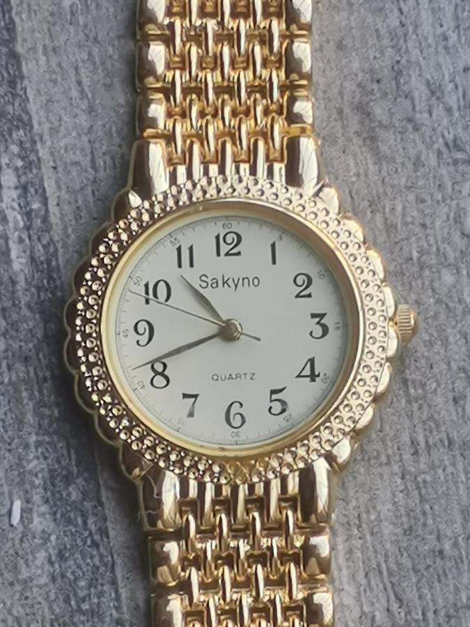 VINTAGE MENS SAKYNO ALL GOLD WATCH IN EXCELLENT WORKING CONDITION - NEW OLD STOCK