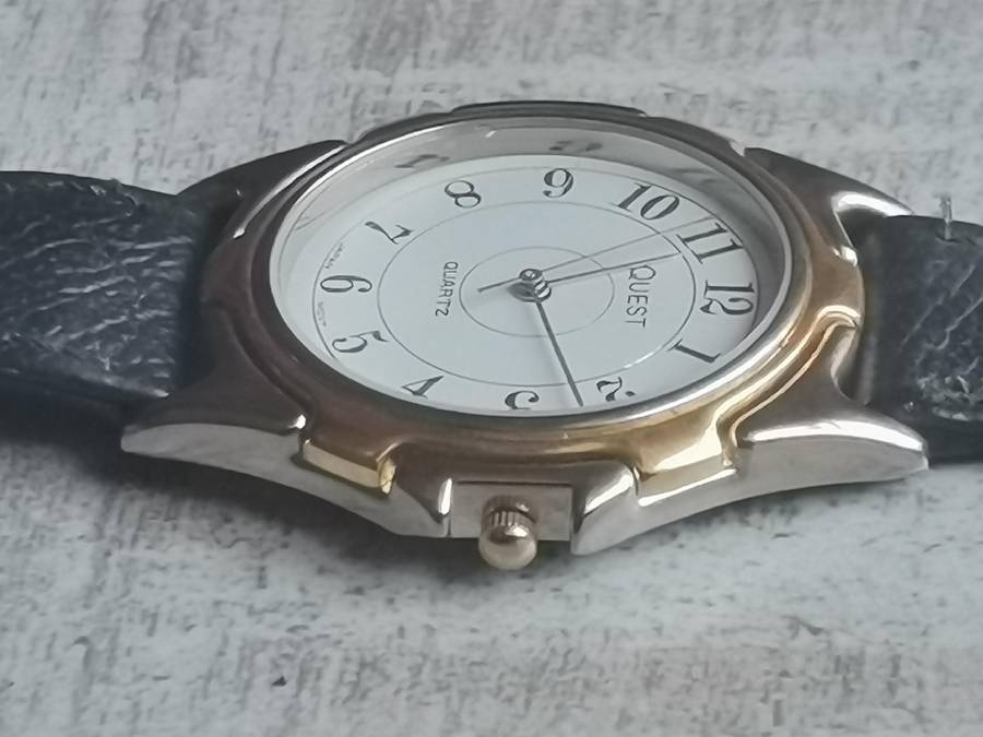 MENS QUEST 2 TONE WATCH IN EXCELLENT WORKING CONDITION