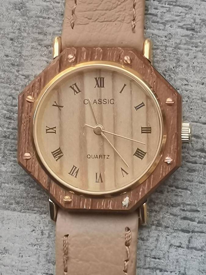 LADIES CLASSIC WATCH IN EXCELLENT WORKING CONDITION