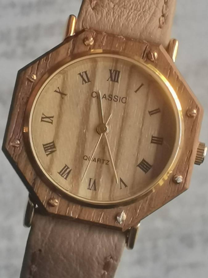 LADIES CLASSIC WATCH IN EXCELLENT WORKING CONDITION