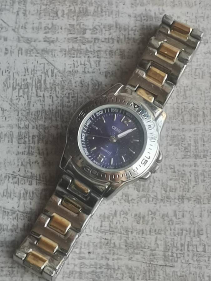 LADIES GENEVA WATCH IN EXCELLENT WORKING CONDITION