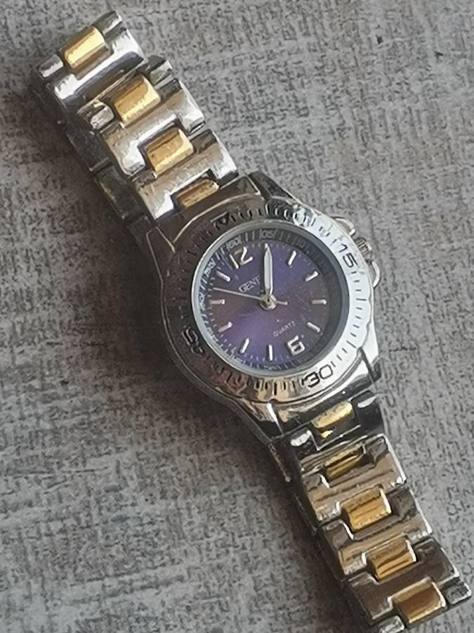 LADIES GENEVA WATCH IN EXCELLENT WORKING CONDITION