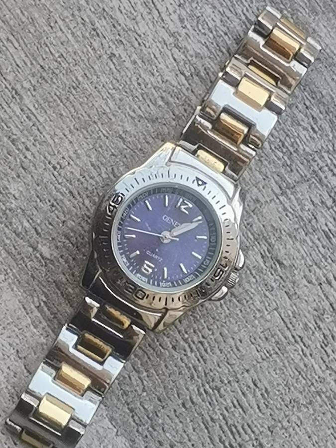 LADIES GENEVA WATCH IN EXCELLENT WORKING CONDITION