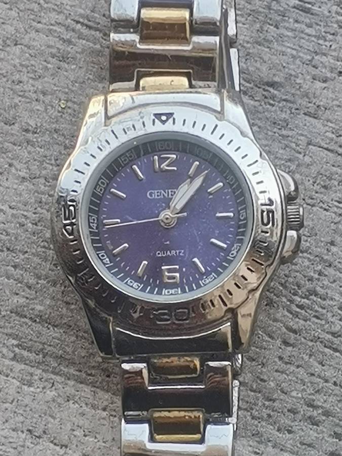 LADIES GENEVA WATCH IN EXCELLENT WORKING CONDITION