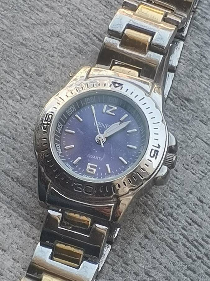 LADIES GENEVA WATCH IN EXCELLENT WORKING CONDITION