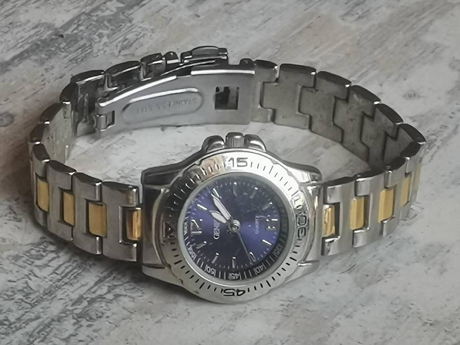 LADIES GENEVA WATCH IN EXCELLENT WORKING CONDITION