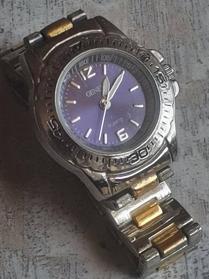 LADIES GENEVA WATCH IN EXCELLENT WORKING CONDITION