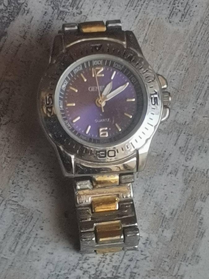 LADIES GENEVA WATCH IN EXCELLENT WORKING CONDITION