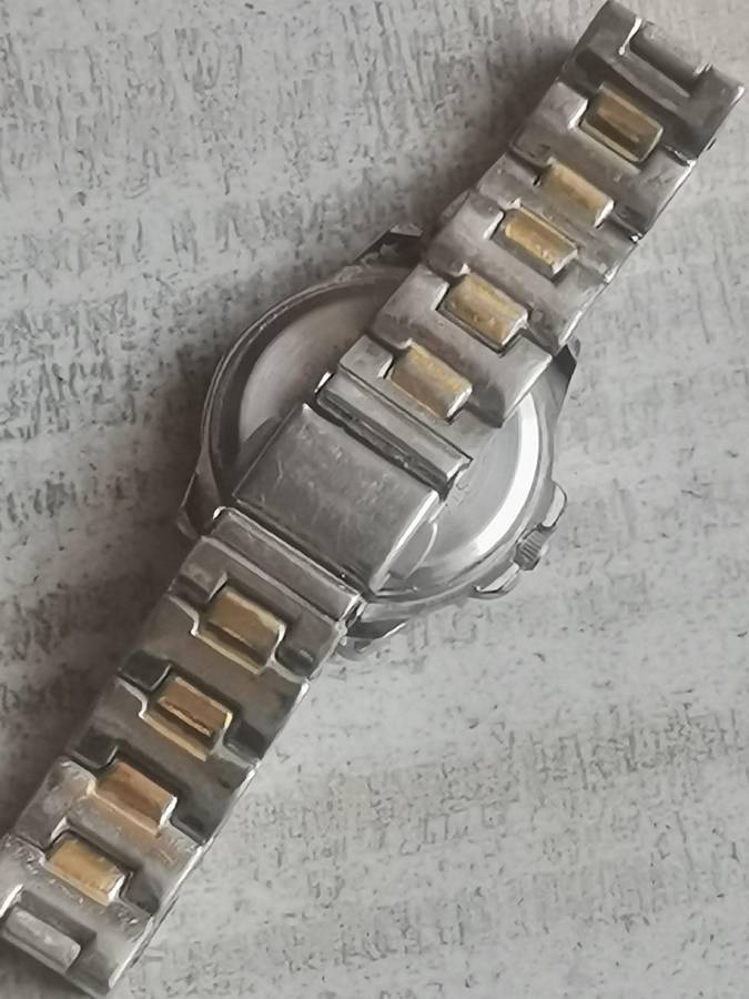 LADIES GENEVA WATCH IN EXCELLENT WORKING CONDITION