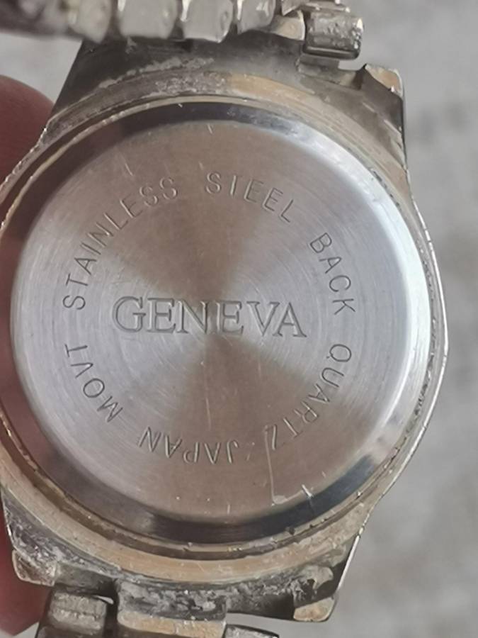 LADIES GENEVA WATCH IN EXCELLENT WORKING CONDITION