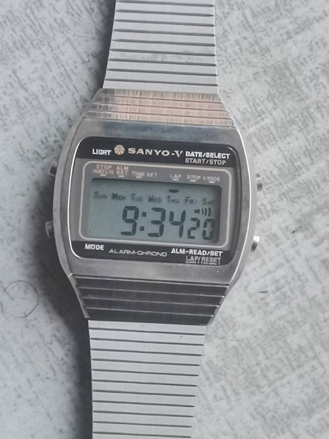 MENS VINTAGE SANYO ALARM CHRONOGRAPH STAINLESS STEEL DIGITAL WATCH IN EXCELLENT WORKING CONDITION