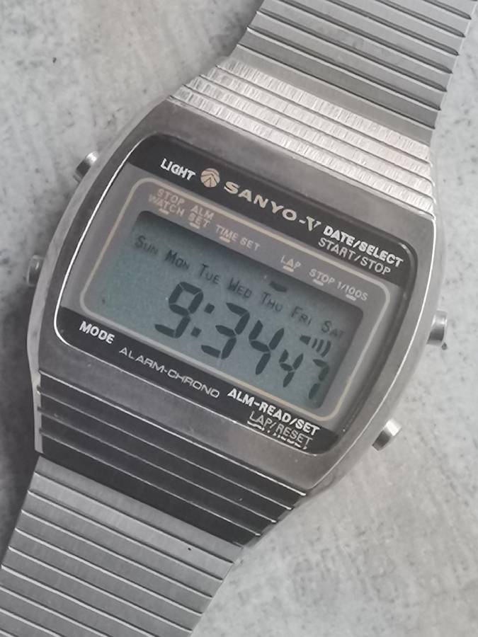 MENS VINTAGE SANYO ALARM CHRONOGRAPH STAINLESS STEEL DIGITAL WATCH IN EXCELLENT WORKING CONDITION