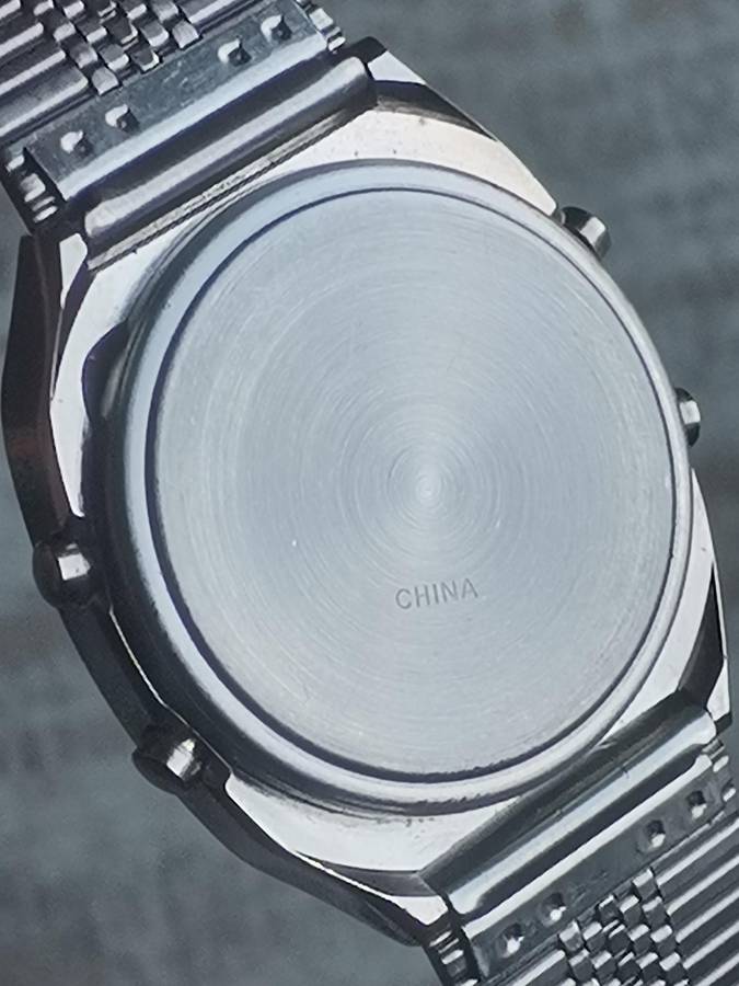 MENS VINTAGE SANYO ALARM CHRONOGRAPH STAINLESS STEEL DIGITAL WATCH IN EXCELLENT WORKING CONDITION