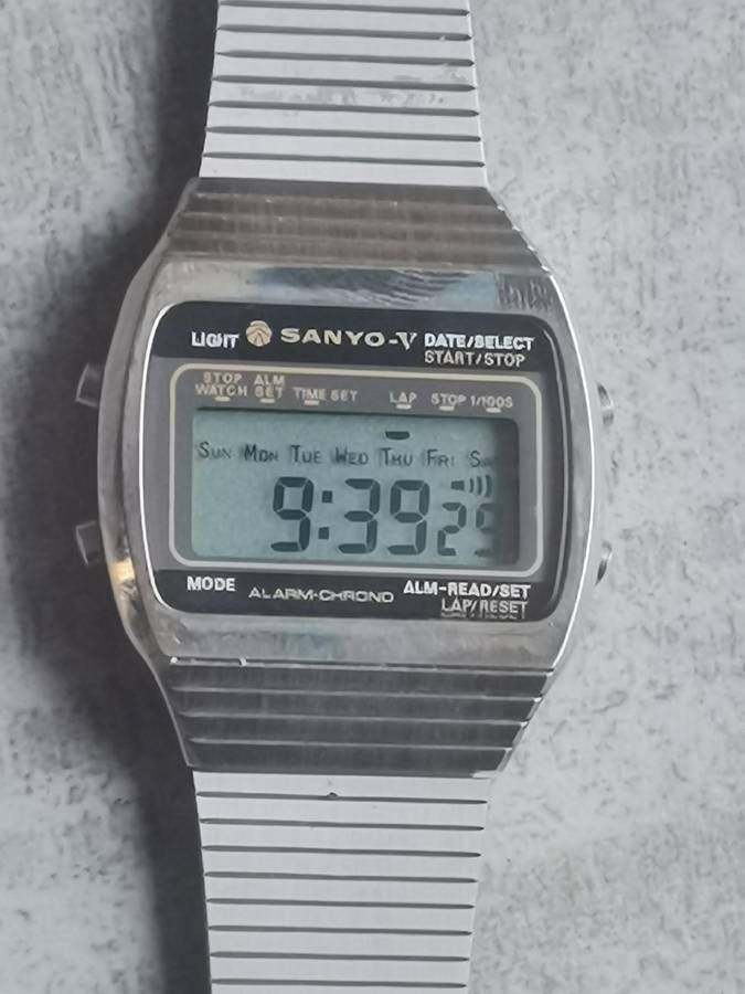 MENS VINTAGE SANYO ALARM CHRONOGRAPH STAINLESS STEEL DIGITAL WATCH IN EXCELLENT WORKING CONDITION