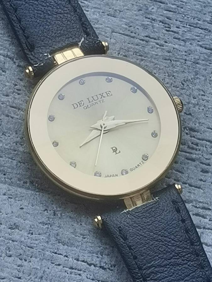 LADIES DE LUXE 18K GOLD PLATED WATCH IN EXCELLENT WORKING CONDITION