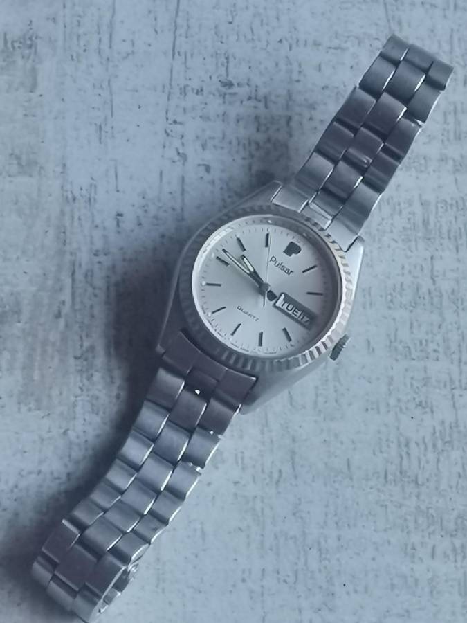 LADIES VINTAGE PULSAR WATCH WITH DAY/DATE FUNCTION IN EXCELLENT WORKING CONDITION