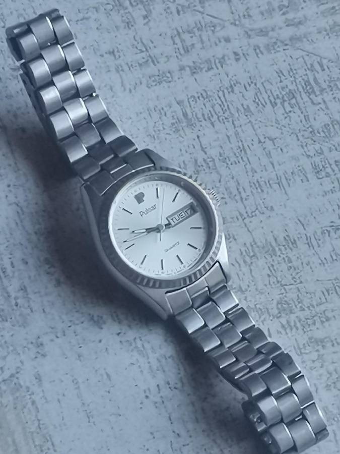 LADIES VINTAGE PULSAR WATCH WITH DAY/DATE FUNCTION IN EXCELLENT WORKING CONDITION