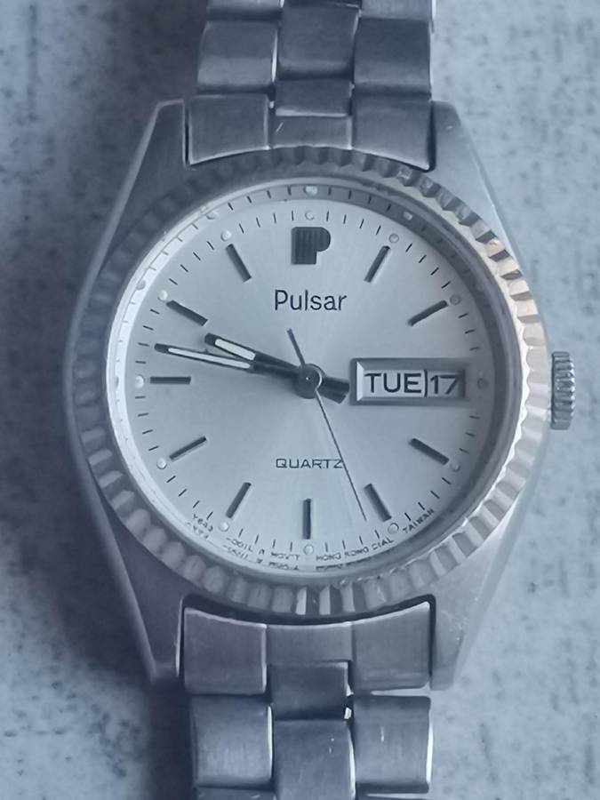 LADIES VINTAGE PULSAR WATCH WITH DAY/DATE FUNCTION IN EXCELLENT WORKING CONDITION
