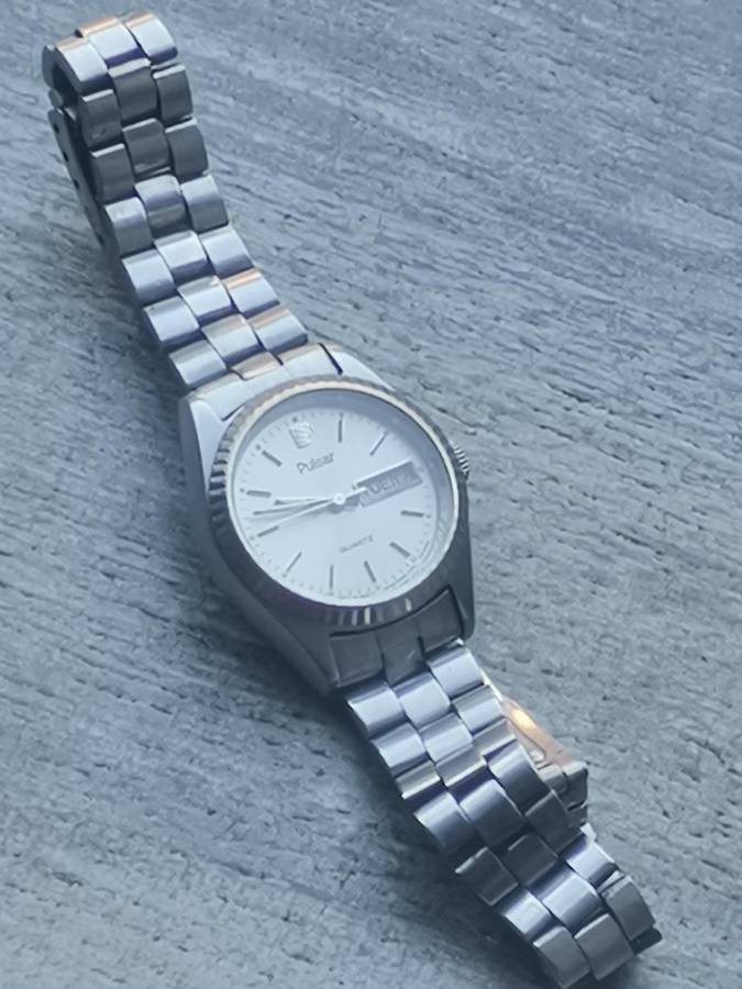 LADIES VINTAGE PULSAR WATCH WITH DAY/DATE FUNCTION IN EXCELLENT WORKING CONDITION