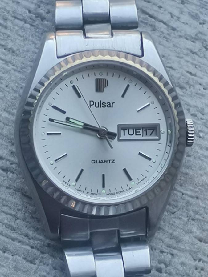 LADIES VINTAGE PULSAR WATCH WITH DAY/DATE FUNCTION IN EXCELLENT WORKING CONDITION