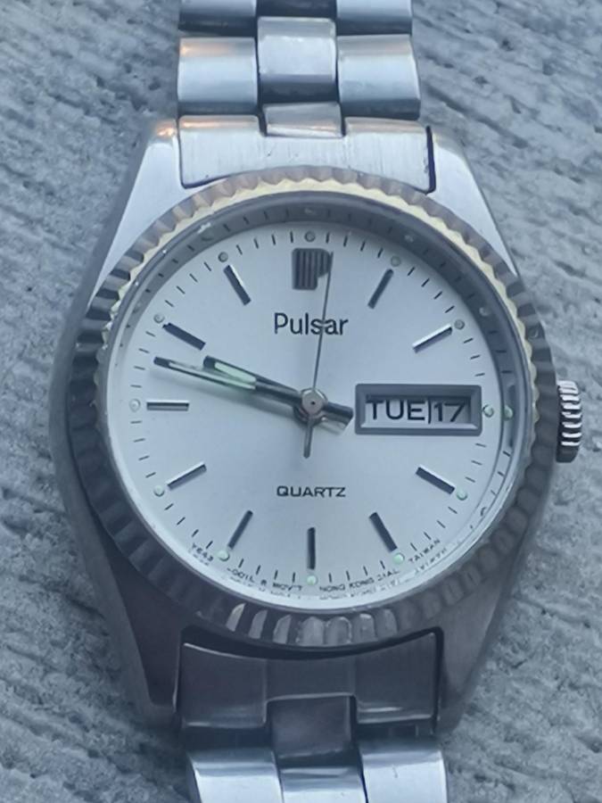 LADIES VINTAGE PULSAR WATCH WITH DAY/DATE FUNCTION IN EXCELLENT WORKING CONDITION