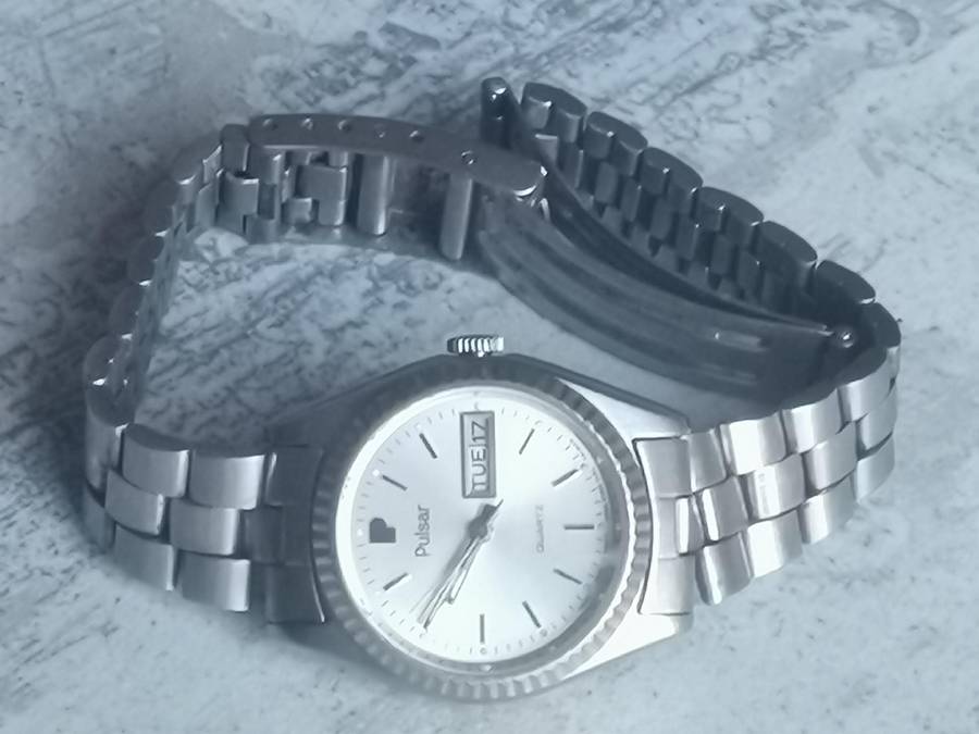 LADIES VINTAGE PULSAR WATCH WITH DAY/DATE FUNCTION IN EXCELLENT WORKING CONDITION
