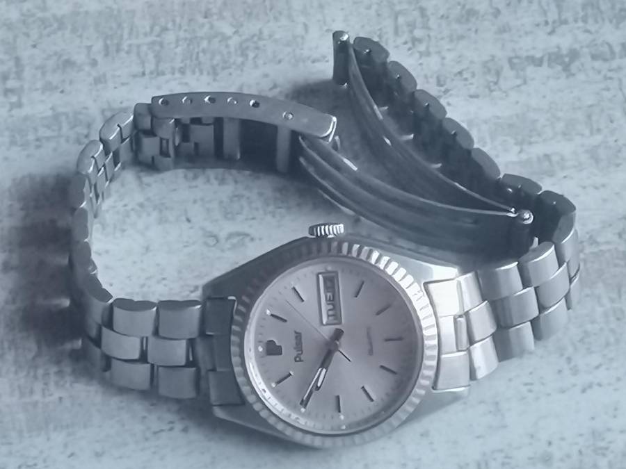 LADIES VINTAGE PULSAR WATCH WITH DAY/DATE FUNCTION IN EXCELLENT WORKING CONDITION