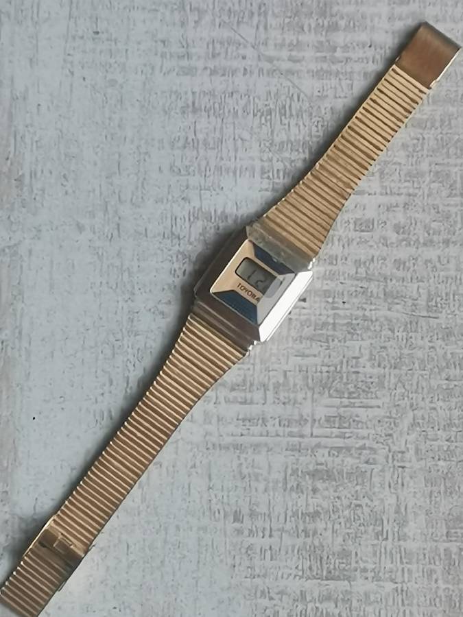 LADIES VINTAGE DIGITAL WATCH WITH STAINLESS STEEL GOLD STRAP IN EXCELLENT WORKING CONDITION