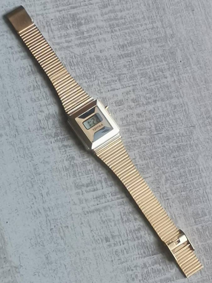 LADIES VINTAGE DIGITAL WATCH WITH STAINLESS STEEL GOLD STRAP IN EXCELLENT WORKING CONDITION