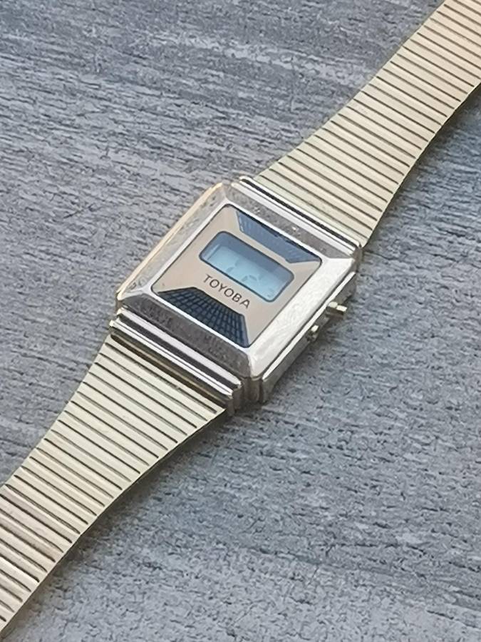 LADIES VINTAGE DIGITAL WATCH WITH STAINLESS STEEL GOLD STRAP IN EXCELLENT WORKING CONDITION