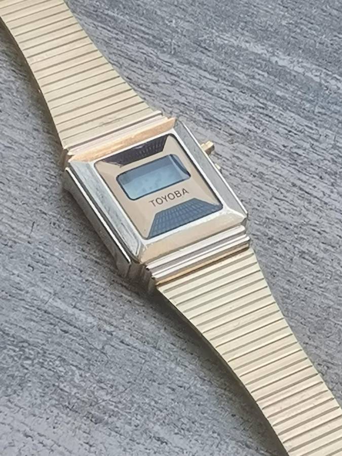 LADIES VINTAGE DIGITAL WATCH WITH STAINLESS STEEL GOLD STRAP IN EXCELLENT WORKING CONDITION
