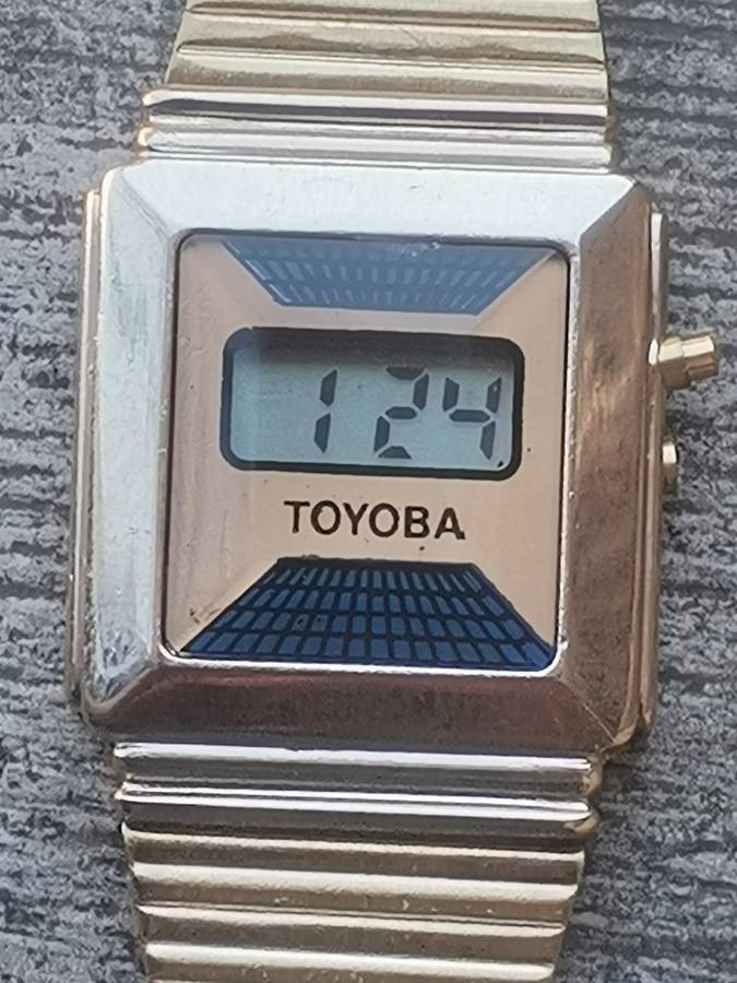 LADIES VINTAGE DIGITAL WATCH WITH STAINLESS STEEL GOLD STRAP IN EXCELLENT WORKING CONDITION