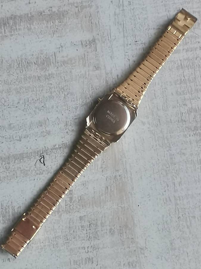 LADIES VINTAGE DIGITAL WATCH WITH STAINLESS STEEL GOLD STRAP IN EXCELLENT WORKING CONDITION