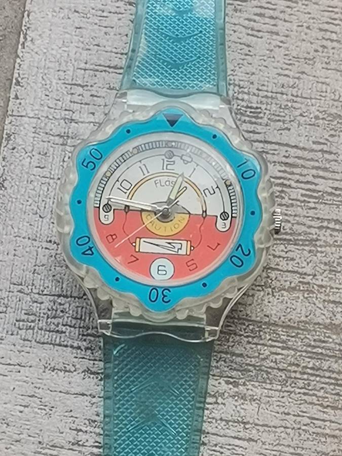 MENS VINTAGE FLASH WATCH WITH SEE-THROUGH BACK IN EXCELLENT WORKING CONDITION