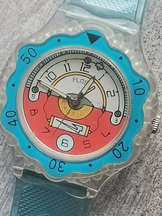 MENS VINTAGE FLASH WATCH WITH SEE-THROUGH BACK IN EXCELLENT WORKING CONDITION