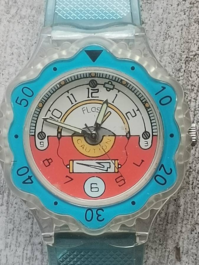 MENS VINTAGE FLASH WATCH WITH SEE-THROUGH BACK IN EXCELLENT WORKING CONDITION