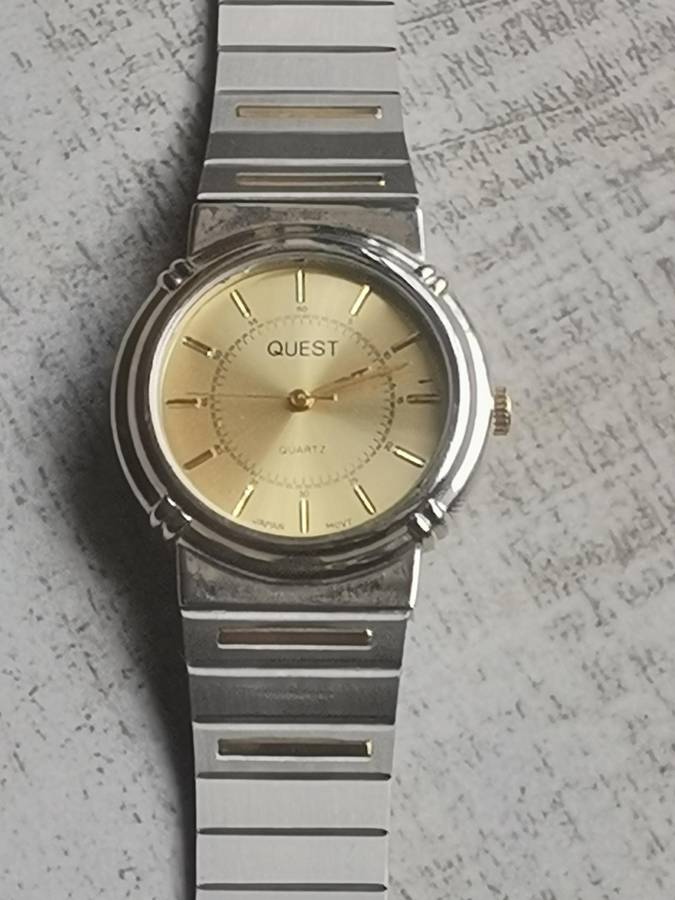 MENS VINTAGE QUEST STAINLESS STEEL WATCH IN EXCELLENT WORKING CONDITION