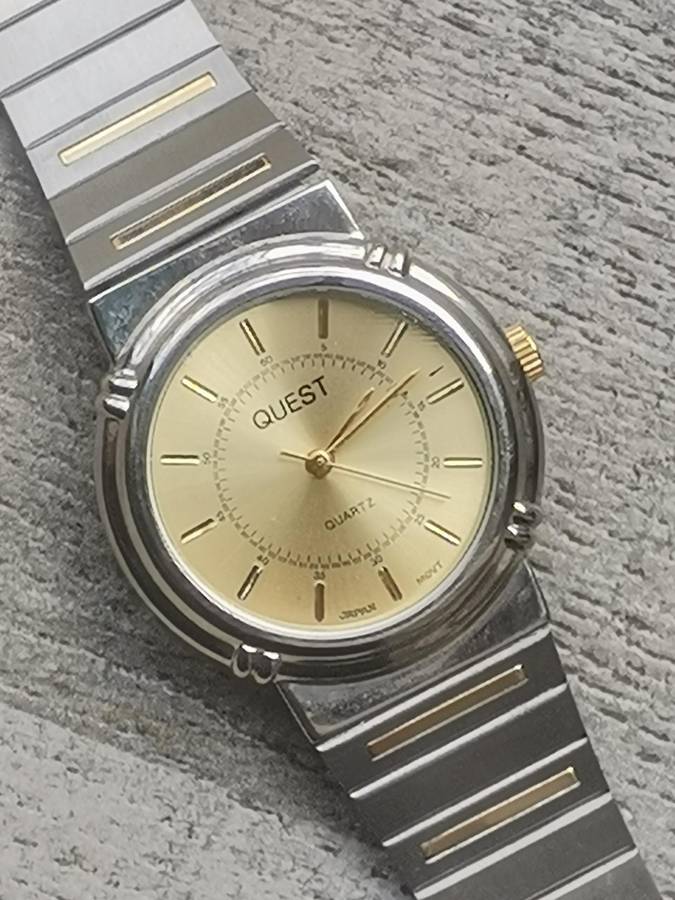 MENS VINTAGE QUEST STAINLESS STEEL WATCH IN EXCELLENT WORKING CONDITION