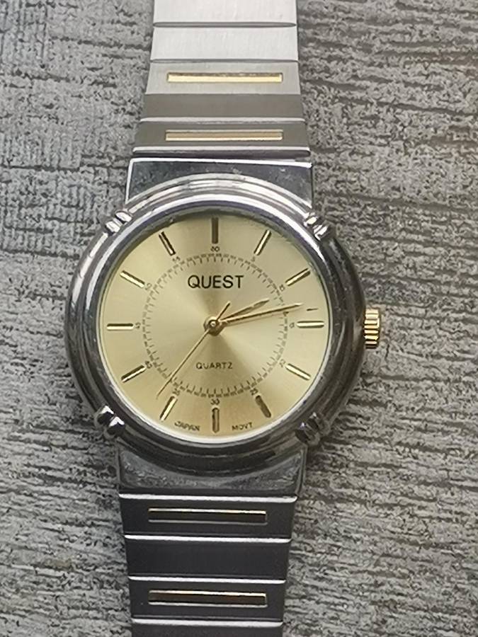 MENS VINTAGE QUEST STAINLESS STEEL WATCH IN EXCELLENT WORKING CONDITION