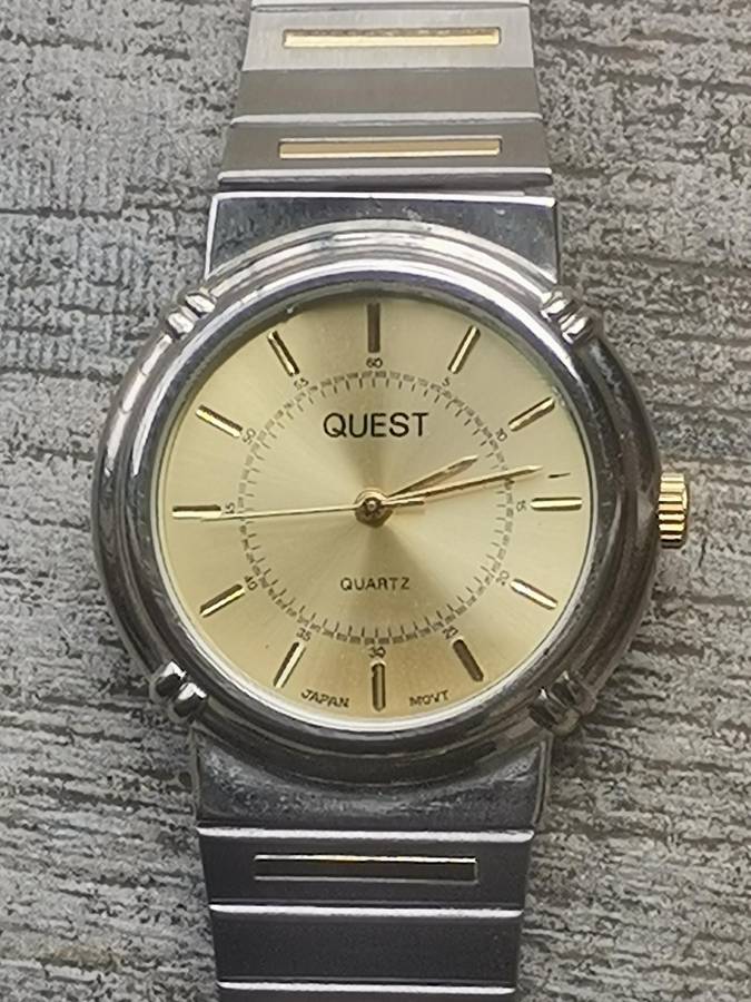 MENS VINTAGE QUEST STAINLESS STEEL WATCH IN EXCELLENT WORKING CONDITION