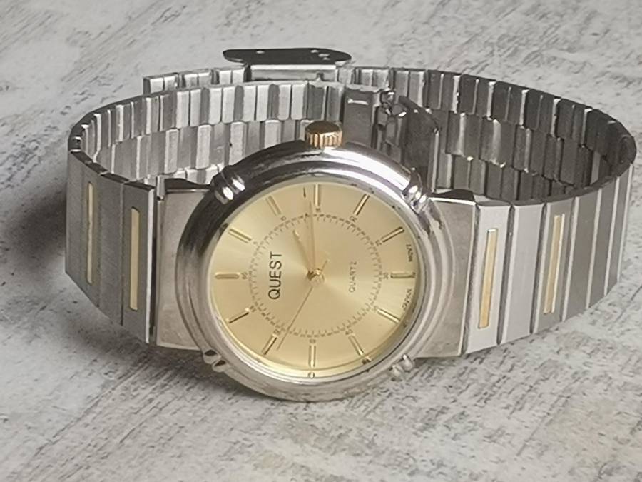 MENS VINTAGE QUEST STAINLESS STEEL WATCH IN EXCELLENT WORKING CONDITION