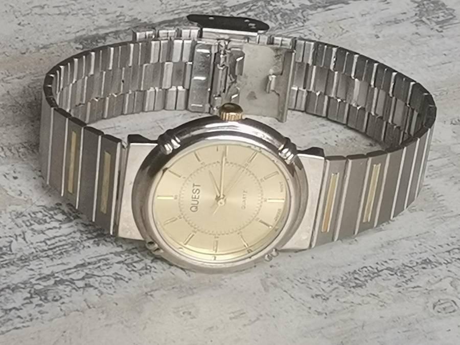 MENS VINTAGE QUEST STAINLESS STEEL WATCH IN EXCELLENT WORKING CONDITION