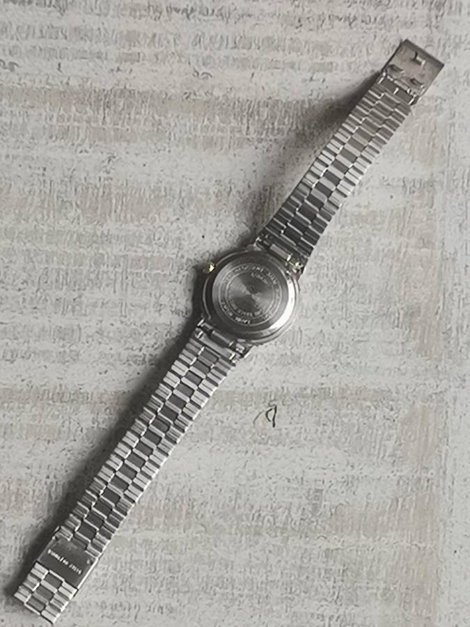 MENS VINTAGE QUEST STAINLESS STEEL WATCH IN EXCELLENT WORKING CONDITION