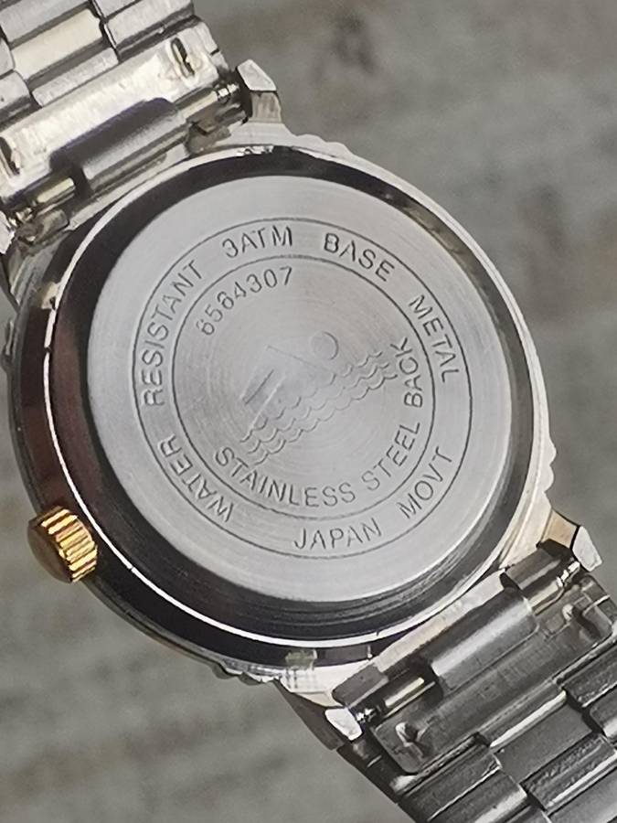 MENS VINTAGE QUEST STAINLESS STEEL WATCH IN EXCELLENT WORKING CONDITION