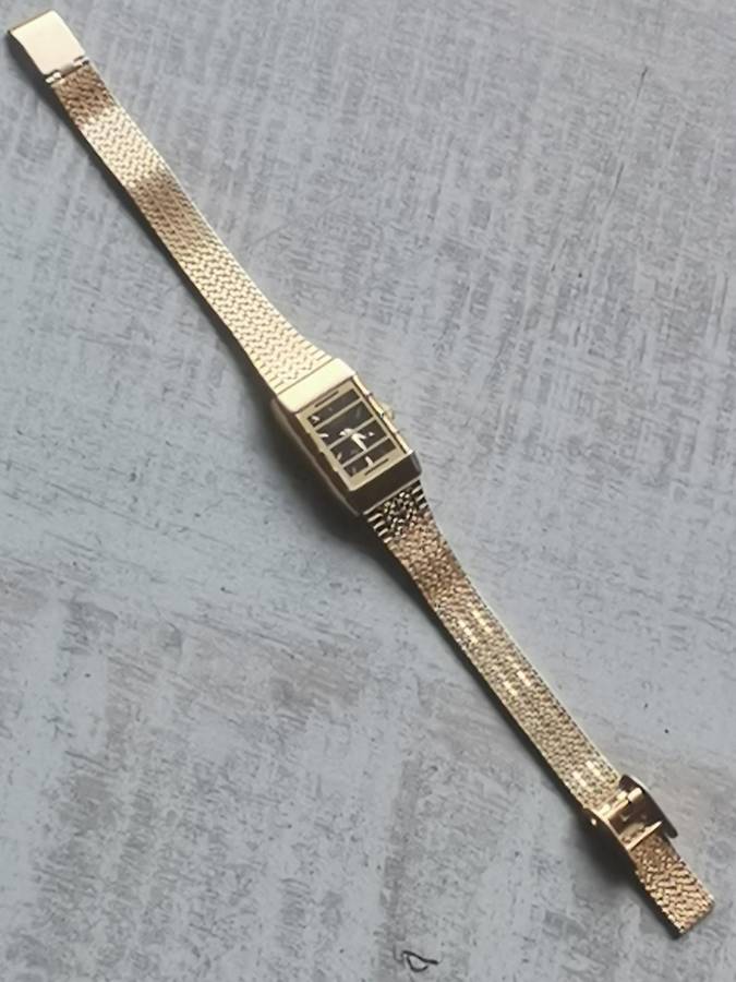 LADIES DE LUXE 18K GOLD PLATED WATCH IN EXCELLENT WORKING CONDITION