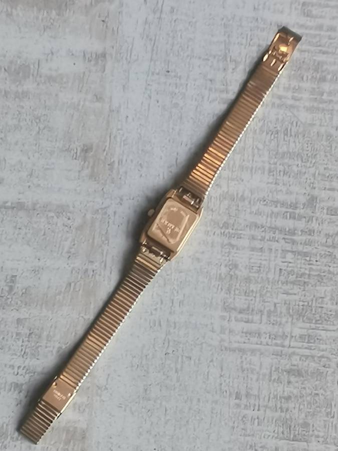 LADIES DE LUXE 18K GOLD PLATED WATCH IN EXCELLENT WORKING CONDITION