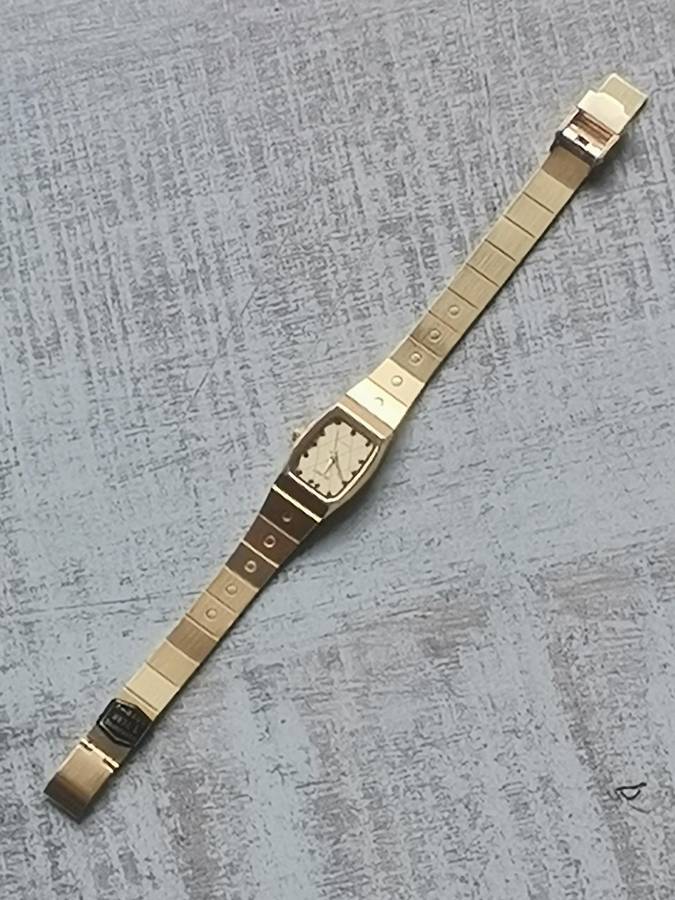 LADIES GOLD QUEST WATCH IN EXCELLENT WORKING CONDITION