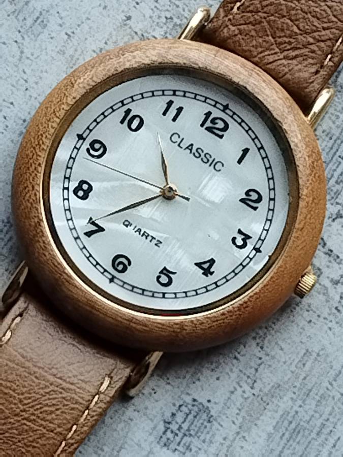 ELEGANT LADIES CLASSIC WATCH WITH MOTHER OF PEARL DIAL IN EXCELLENT WORKING CONDITION