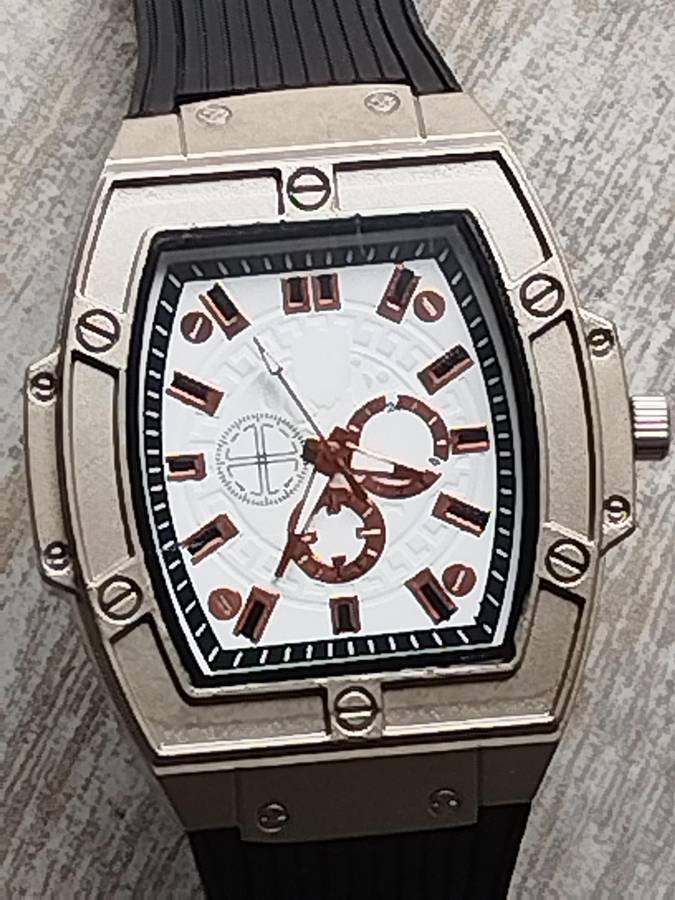 MENS BULKY 55MM FASHION WATCH IN EXCELLENT WORKING CONDITION